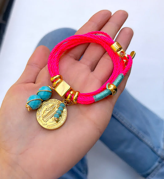 Pulsera Amuleto Rosa Neon con dije de san benito