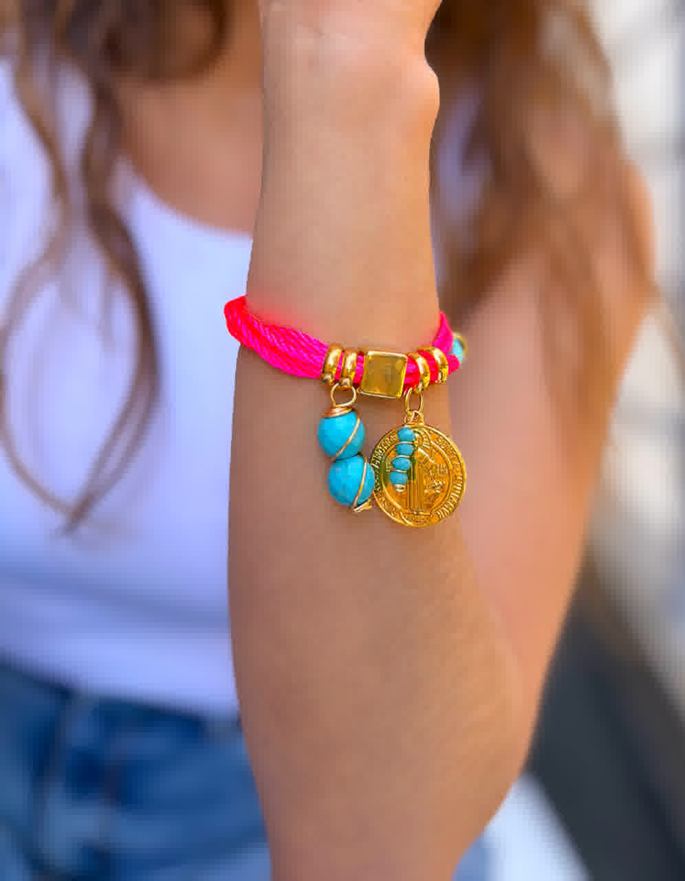 Pulsera Amuleto Rosa Neon con dije de san benito