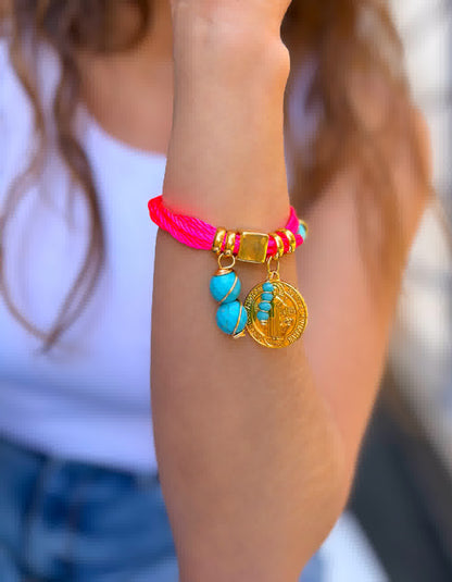 Pulsera Amuleto Rosa Neon con dije de san benito