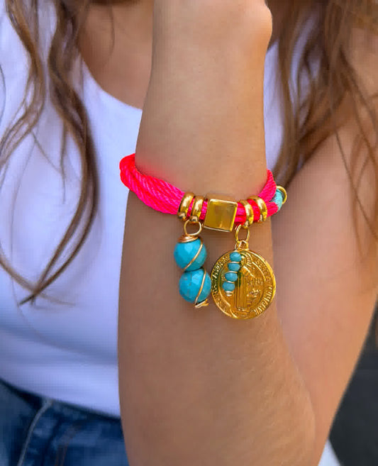 Pulsera Amuleto Rosa Neon con dije de san benito
