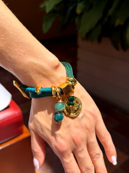 Pulsera Amuleto Verde Petroleo  con dije de San Benito