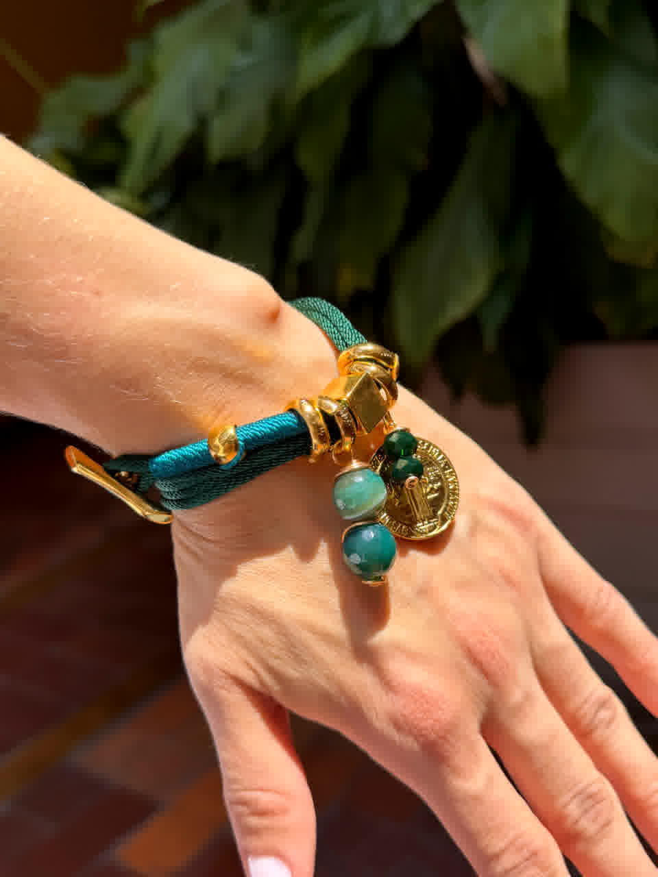 Pulsera Amuleto Verde Petroleo  con dije de San Benito