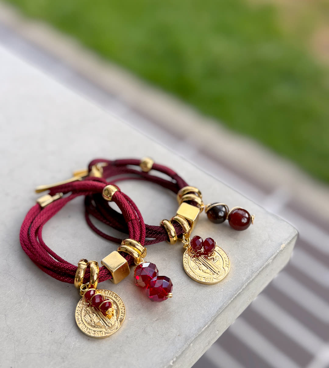 Pulsera Amuleto vinotinto oscuro  de san benito