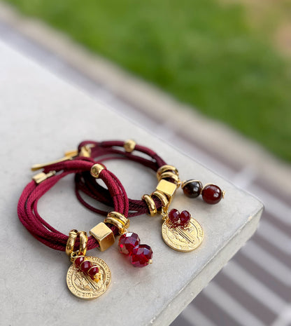 Pulsera Amuleto vinotinto oscuro  de san benito