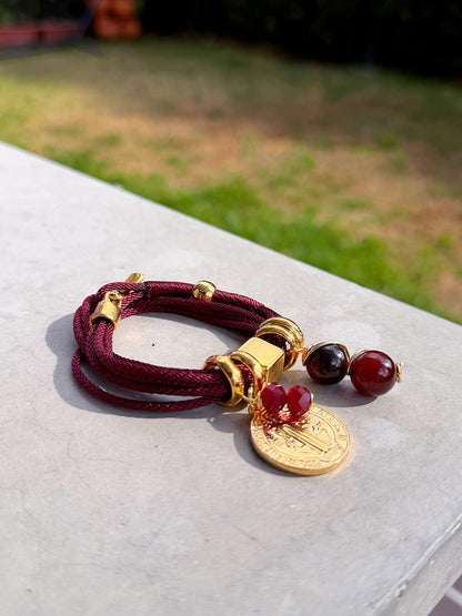 Pulsera Amuleto vinotinto oscuro  de san benito