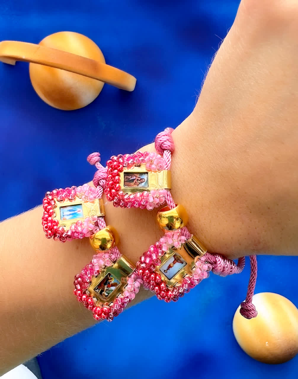 Pulsera Cordon Escapulario Glam Mini Rosado - Sara´s accesorios