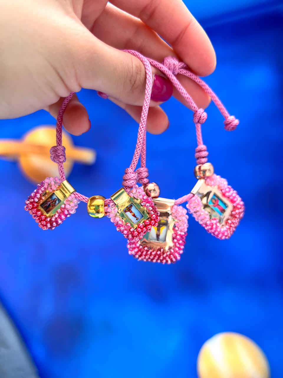 Pulsera Cordon Escapulario Glam Mini Rosado - Sara´s accesorios