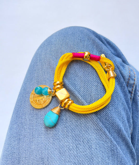 Pulsera Amuleto amarillo con dije de san benito