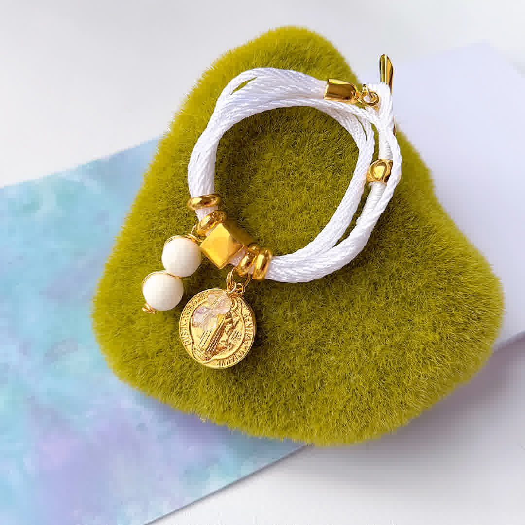 Pulsera Amuleto Blanca con dije de San Benito