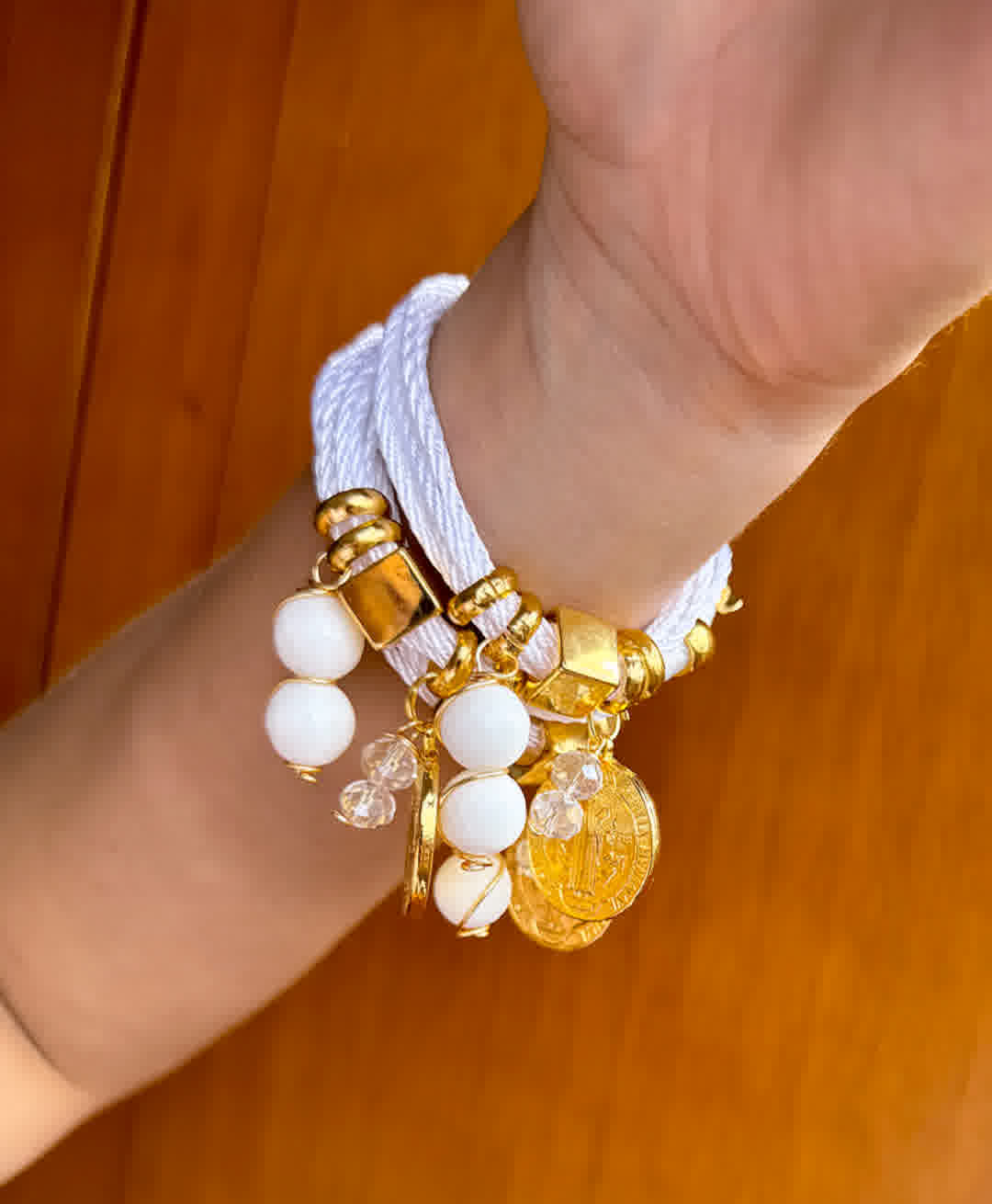 Pulsera Amuleto Blanca con dije de San Benito