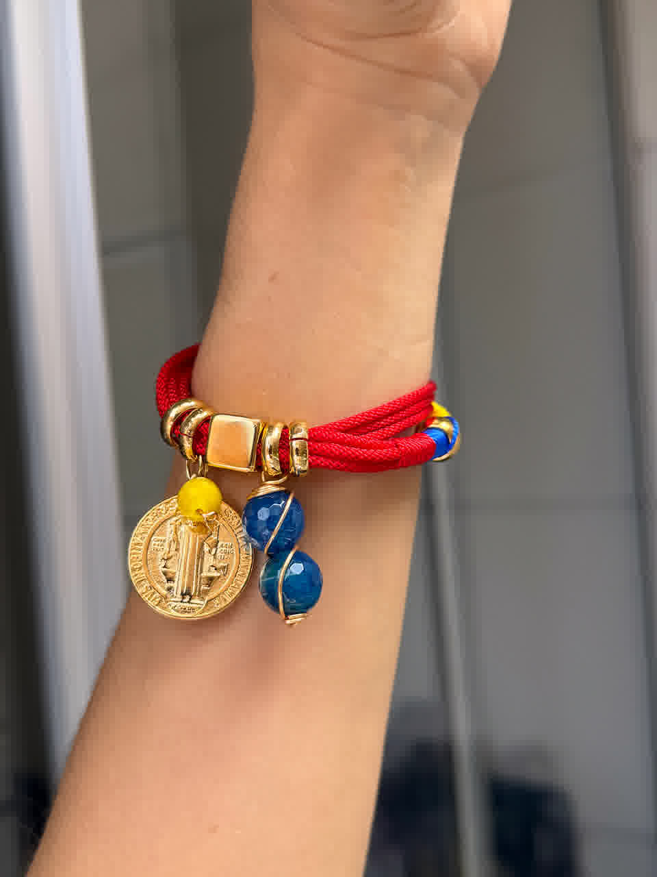 Pulsera Amuleto Colombia con dije de san benito dorado - Sara´s accesorios