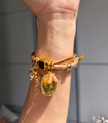 Pulsera Amuleto dorada dije de san benito - Sara´s accesorios