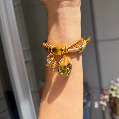 Pulsera Amuleto dorada dije de san benito - Sara´s accesorios