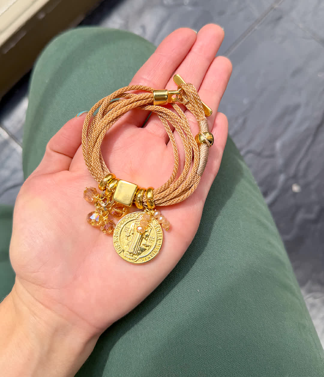 Pulsera Amuleto dorada dije de san benito - Sara´s accesorios