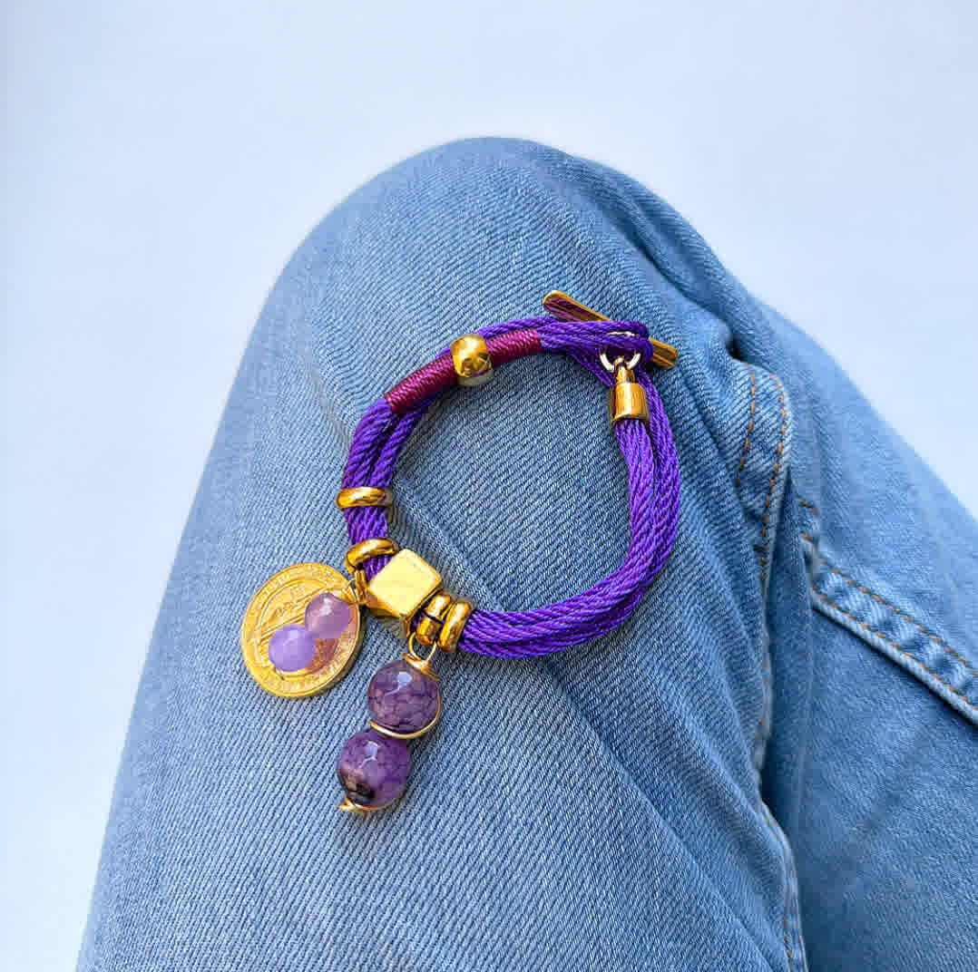 Pulsera Amuleto Morado con dije de san benito