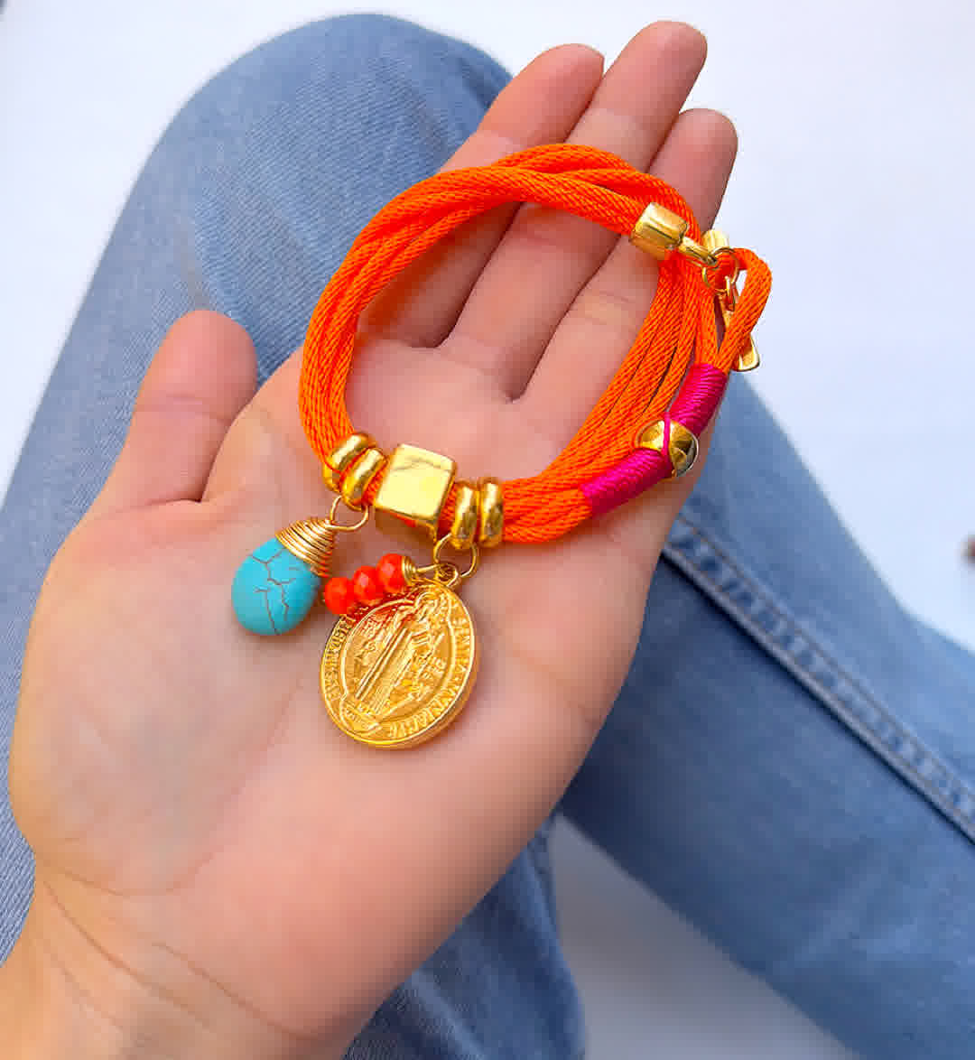 Pulsera Amuleto naranja fucsia dije de san benito