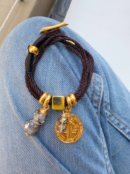 Pulsera Amuleto negro con dije de san benito