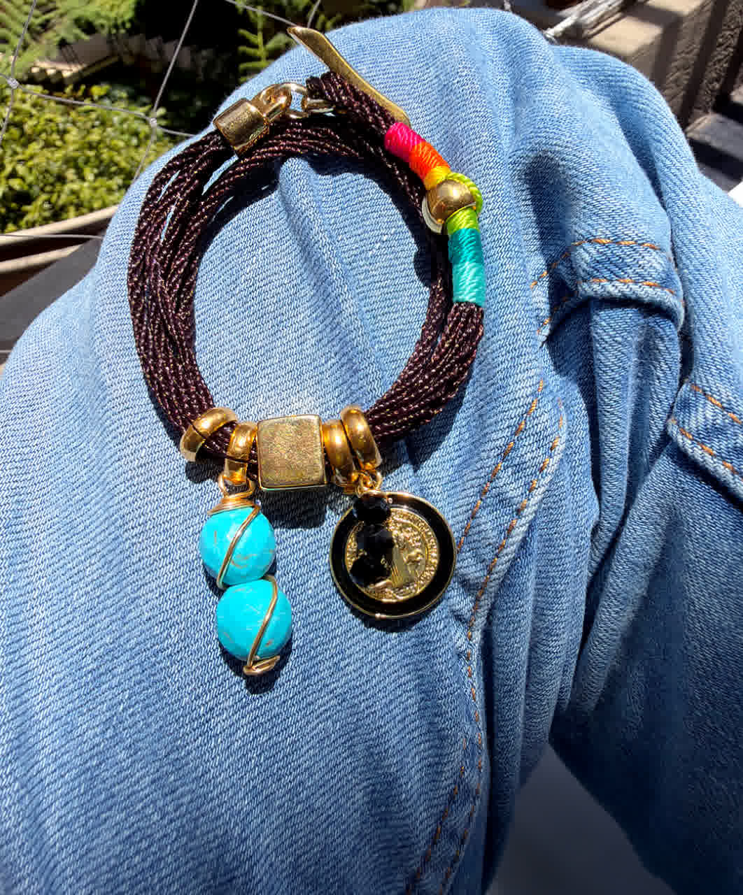 Pulsera Amuleto Glam negro multicolor con dije de san benito