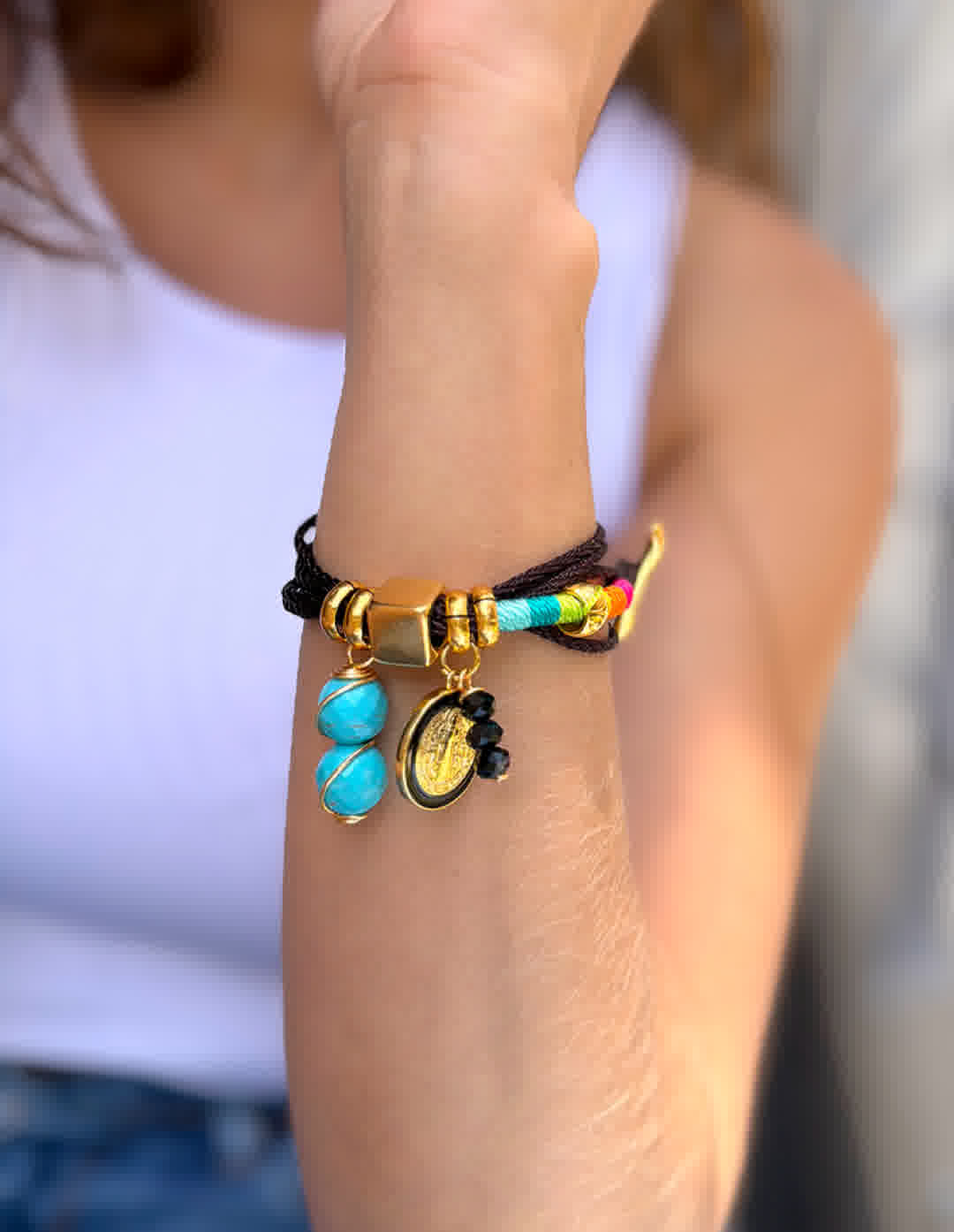 Pulsera Amuleto Glam negro multicolor con dije de san benito