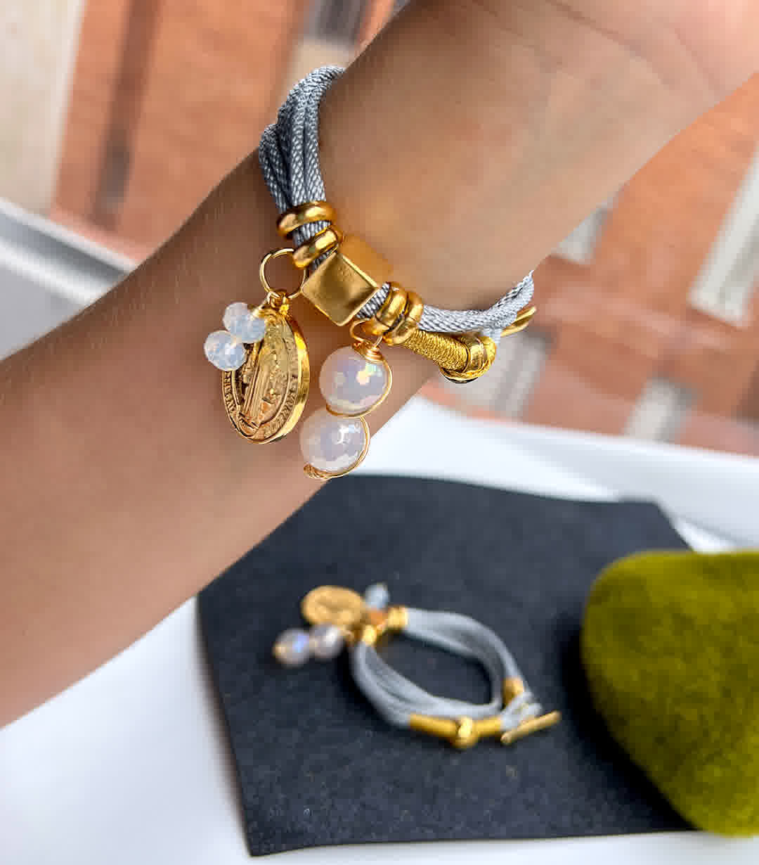 Pulsera Amuleto Plateado con dije de San Benito