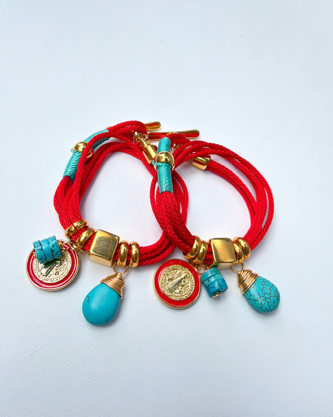 Pulsera Amuleto rojo turquesa dije de san benito rojo - Sara´s accesorios