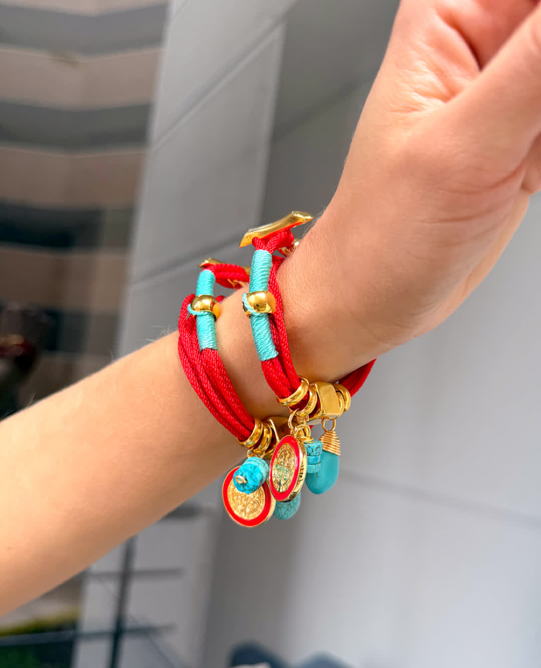 Pulsera Amuleto rojo turquesa dije de san benito rojo - Sara´s accesorios