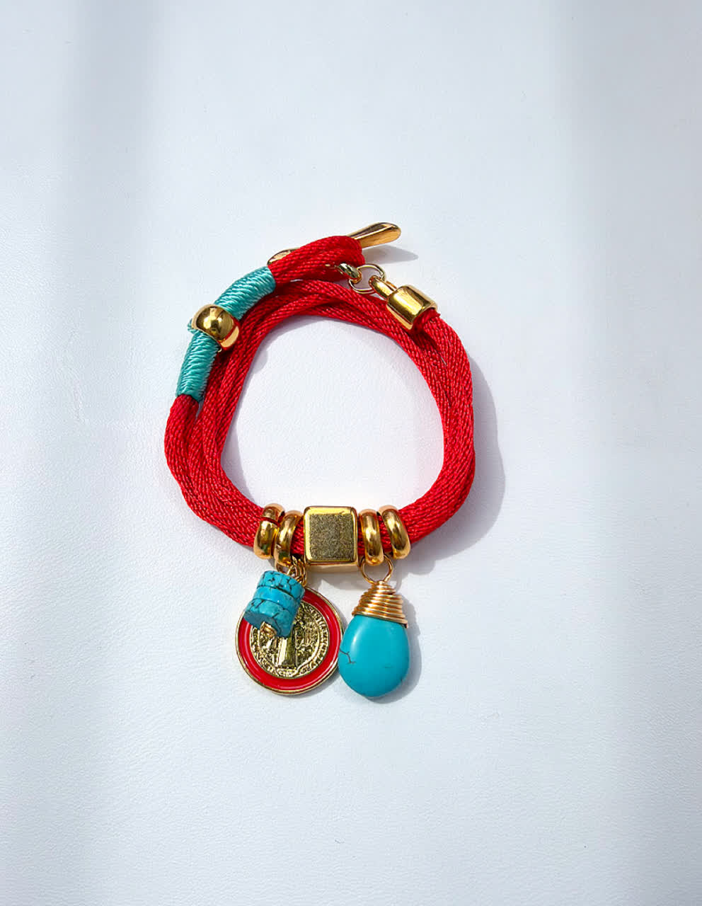 Pulsera Amuleto rojo turquesa dije de san benito rojo - Sara´s accesorios