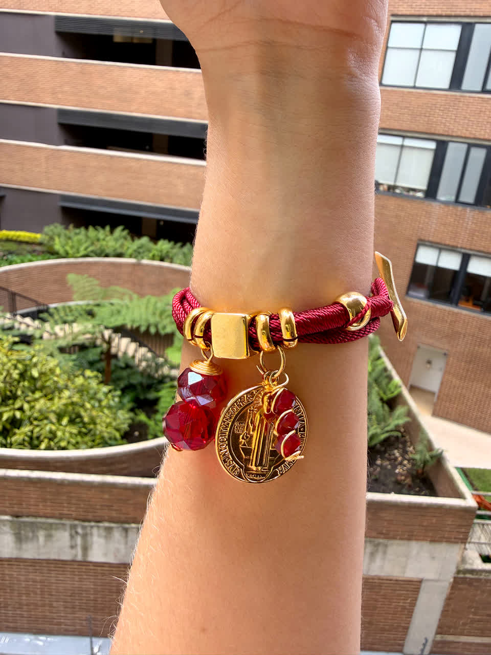 Pulsera Amuleto vinotinto dije de san benito (Copia) - Sara´s accesorios