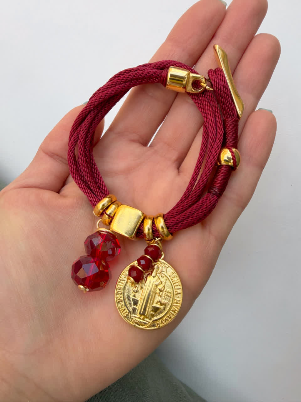 Pulsera Amuleto vinotinto dije de san benito (Copia) - Sara´s accesorios