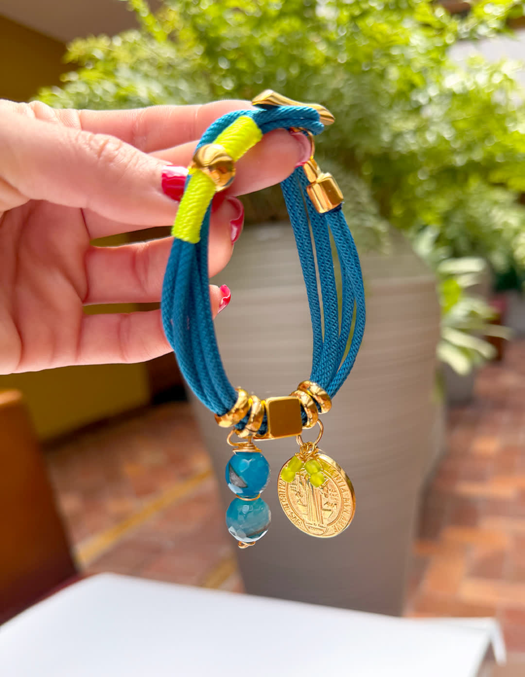 Pulsera Amuleto Colombia Azul Cobalto con dije de San Benito