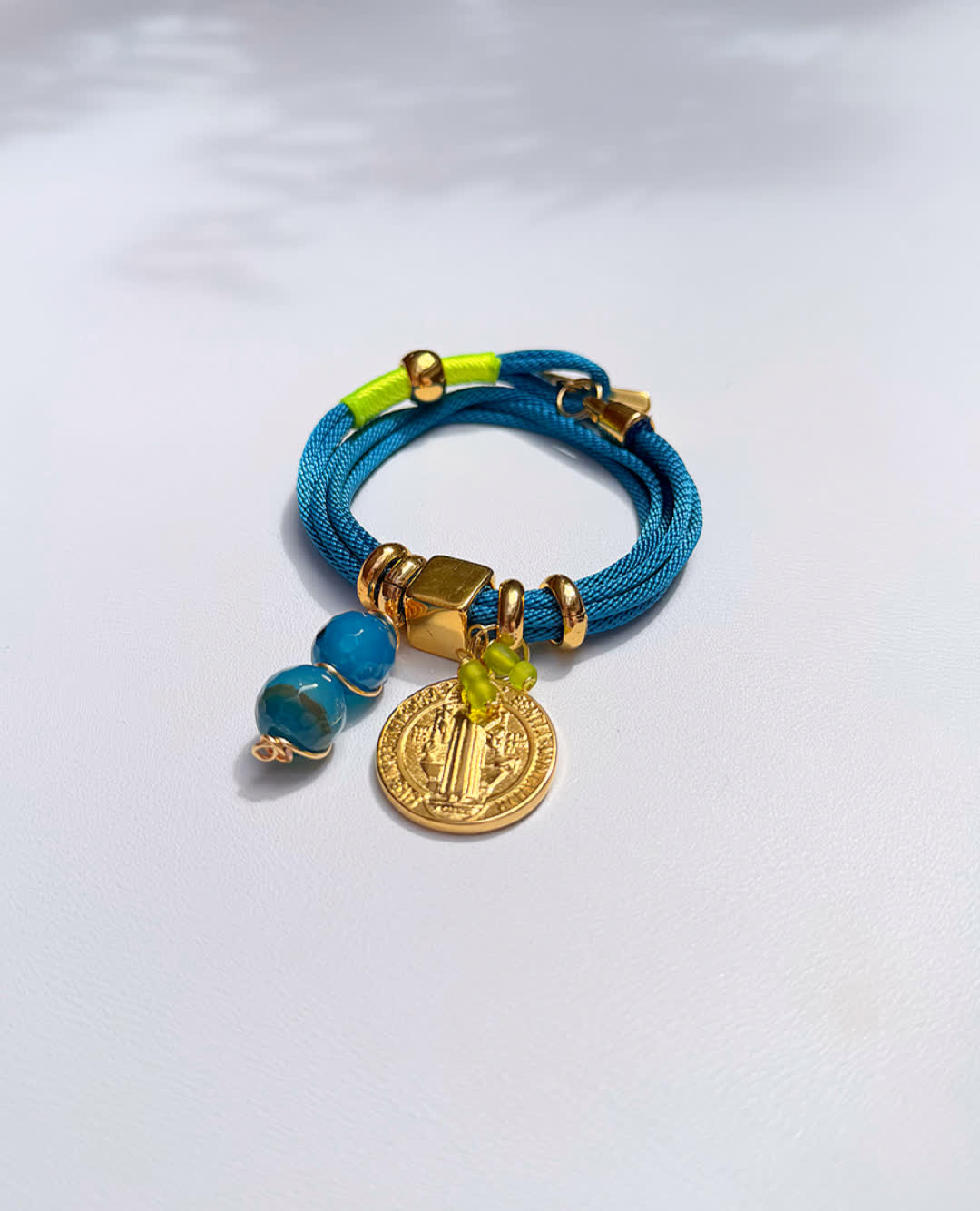 Pulsera Amuleto Colombia Azul Cobalto con dije de San Benito
