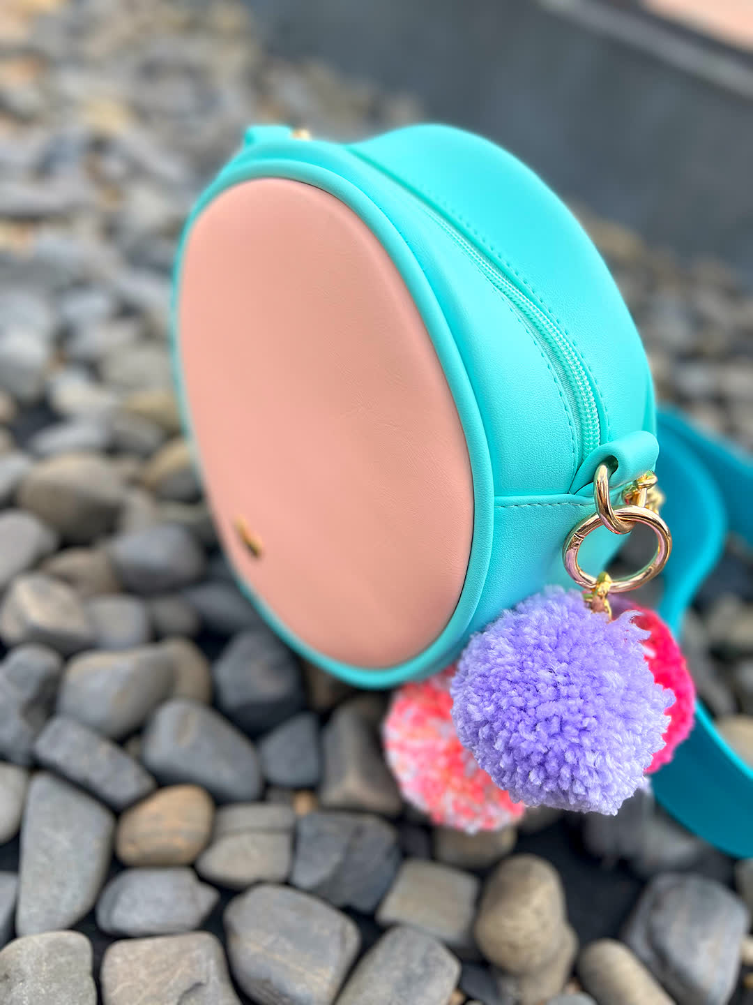 Bolsos pequeños y de mano para mujer, modernos y funcionales, disponibles en nuestra tienda online.
