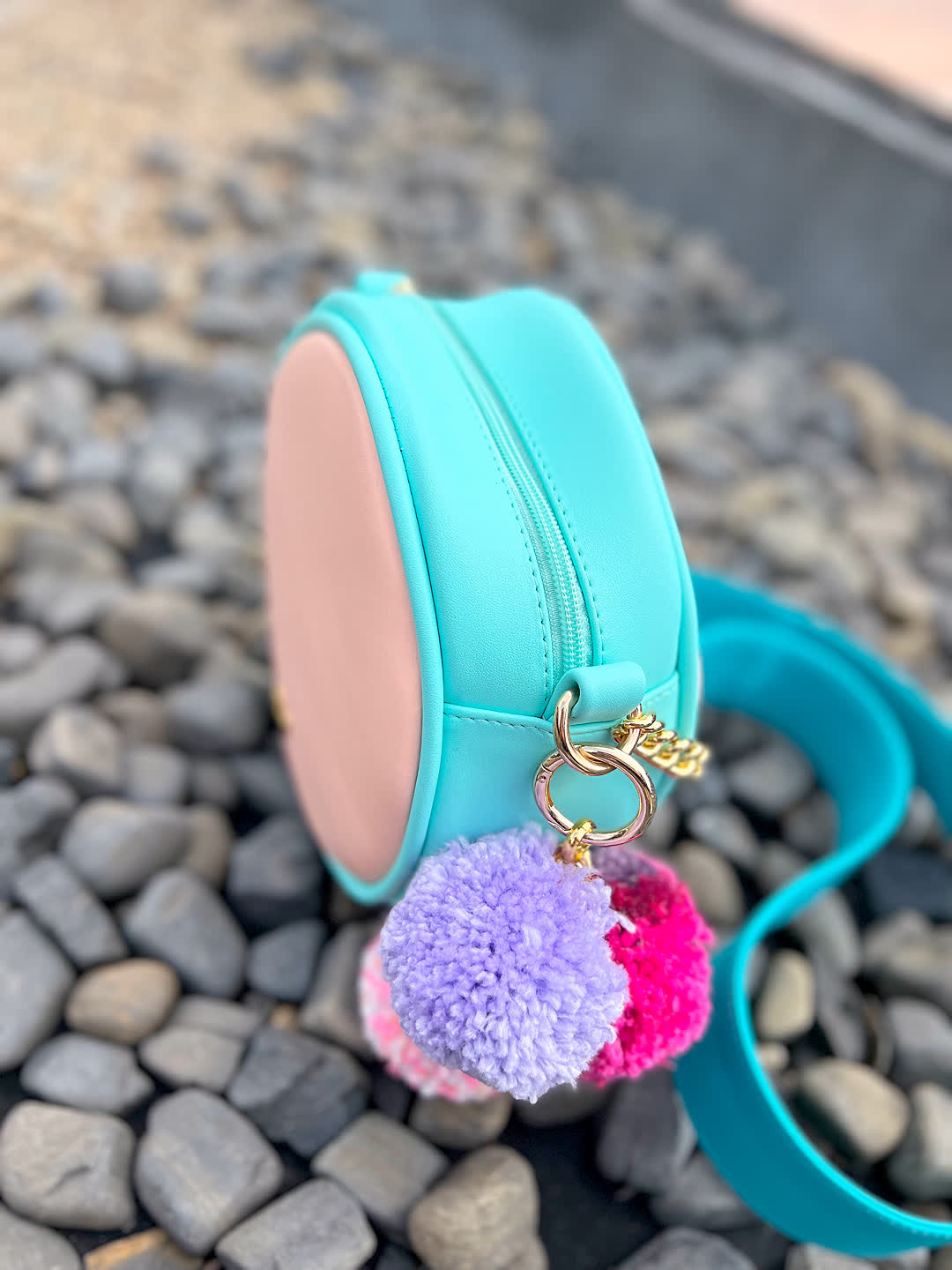 Bolsos pequeños y de mano para mujer, modernos y funcionales, disponibles en nuestra tienda online.