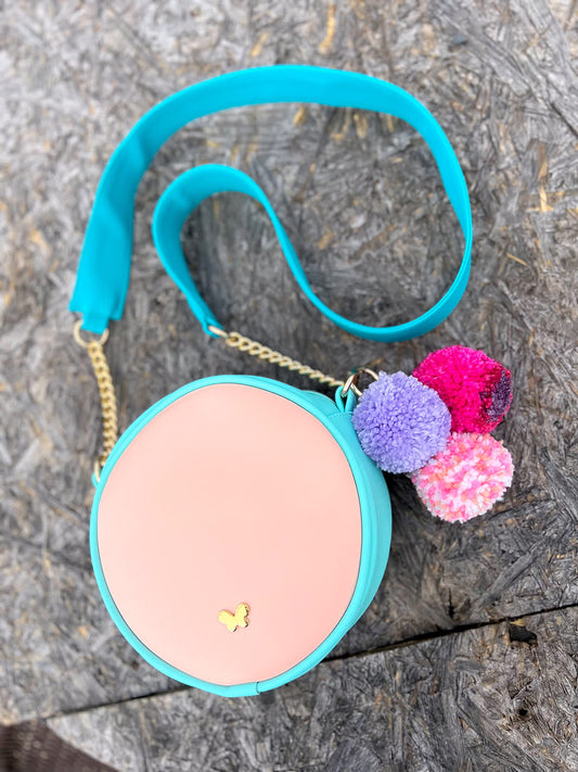 Bolsos pequeños y de mano para mujer, modernos y funcionales, disponibles en nuestra tienda online.
