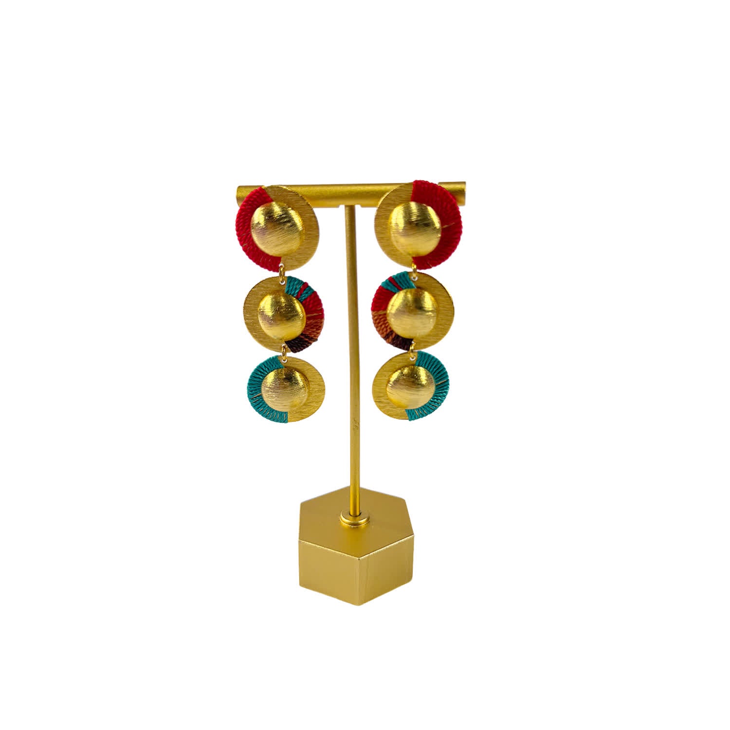 Aretes con baño en oro y diseño exclusivo para mujer, ideales para un look moderno y elegante.