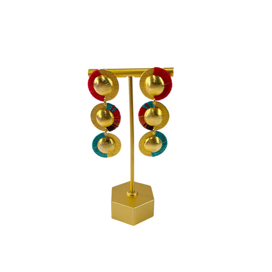 Aretes con baño en oro y diseño exclusivo para mujer, ideales para un look moderno y elegante.