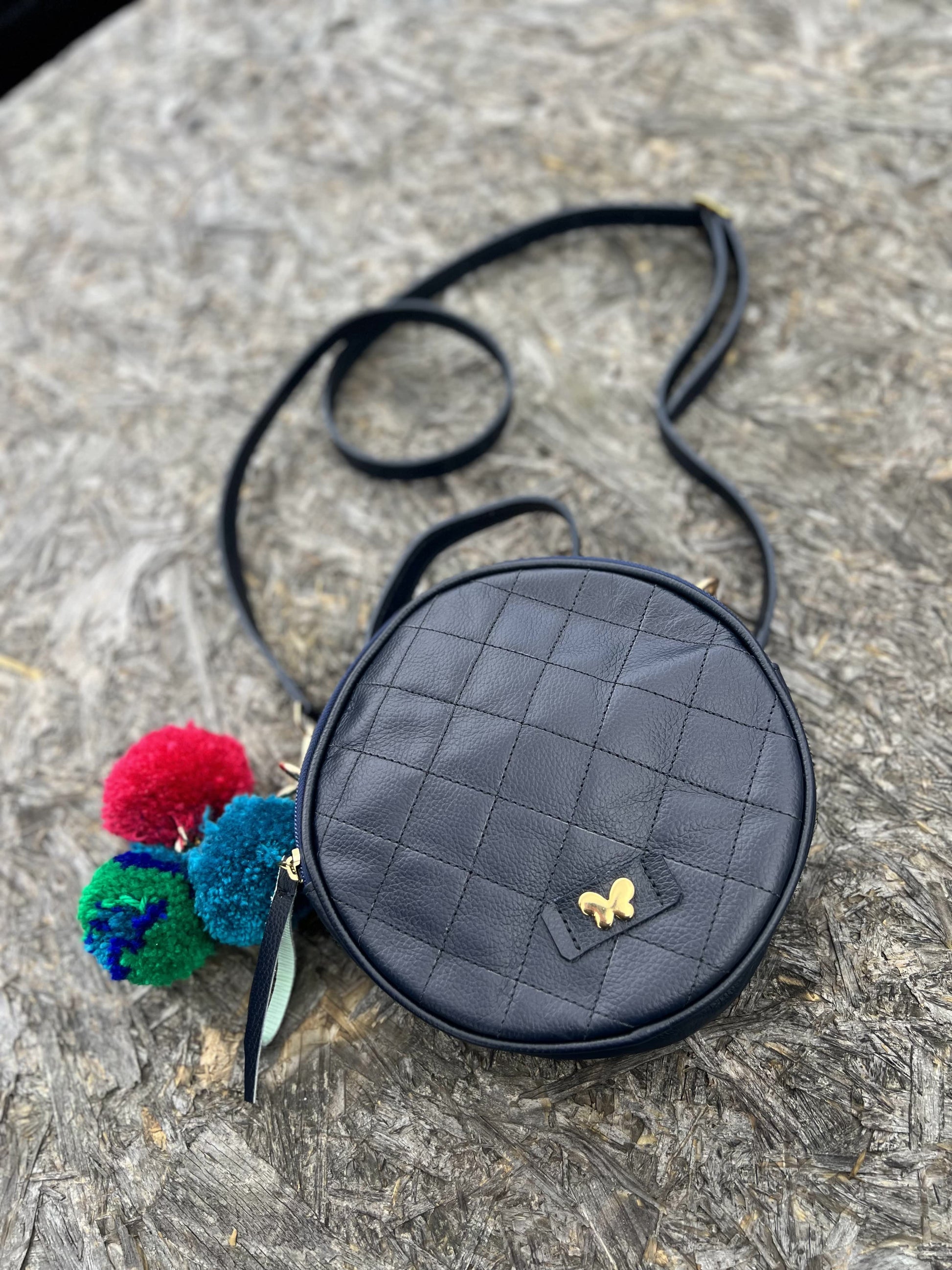 bolsos para mujer, bolsos de moda Colombia, bolsos artesanales, bolsos hechos a mano, bolsos tendencia 2025, bolsos colombianos