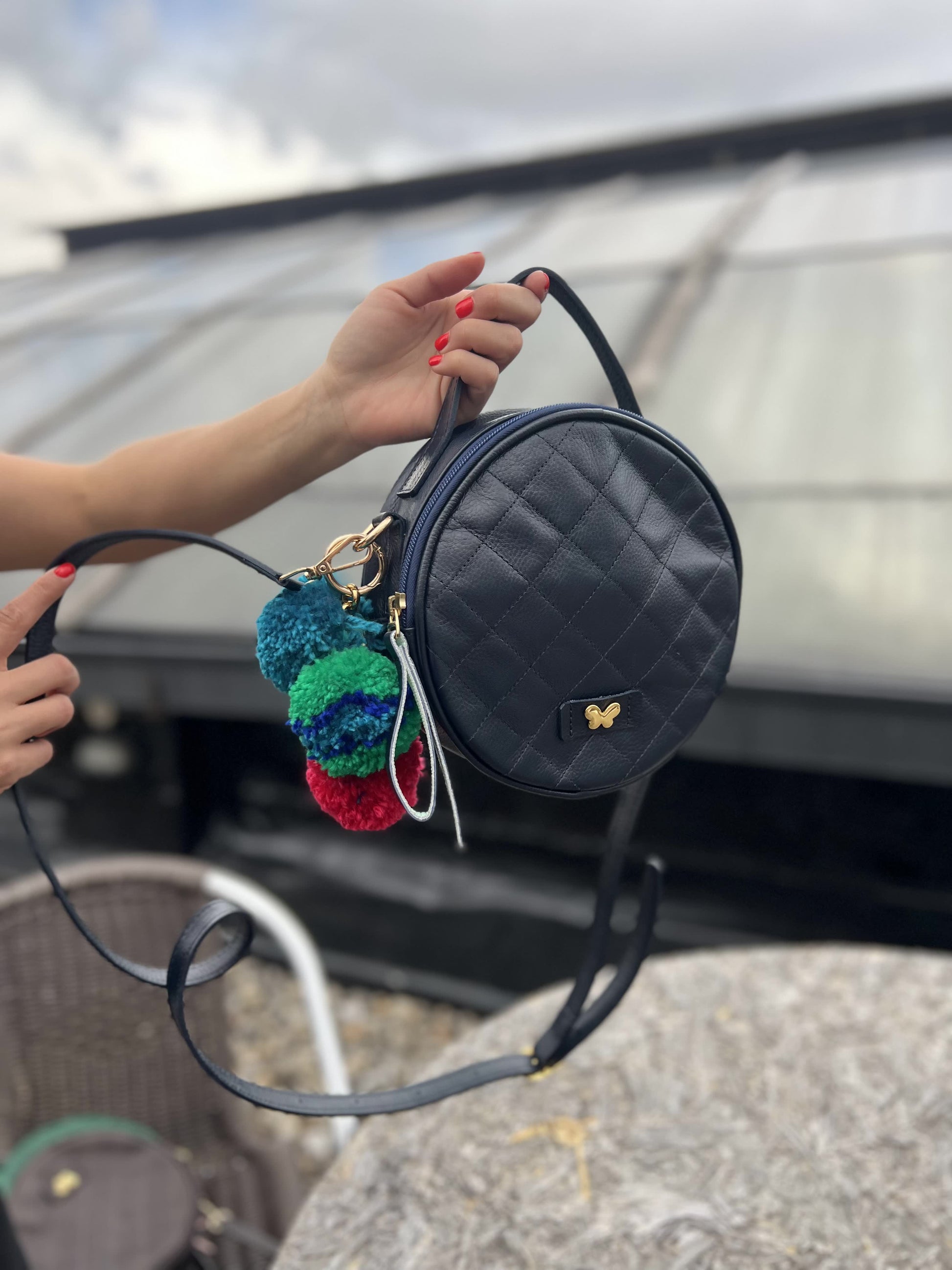 bolsos para mujer, bolsos de moda Colombia, bolsos artesanales, bolsos hechos a mano, bolsos tendencia 2025, bolsos colombianos