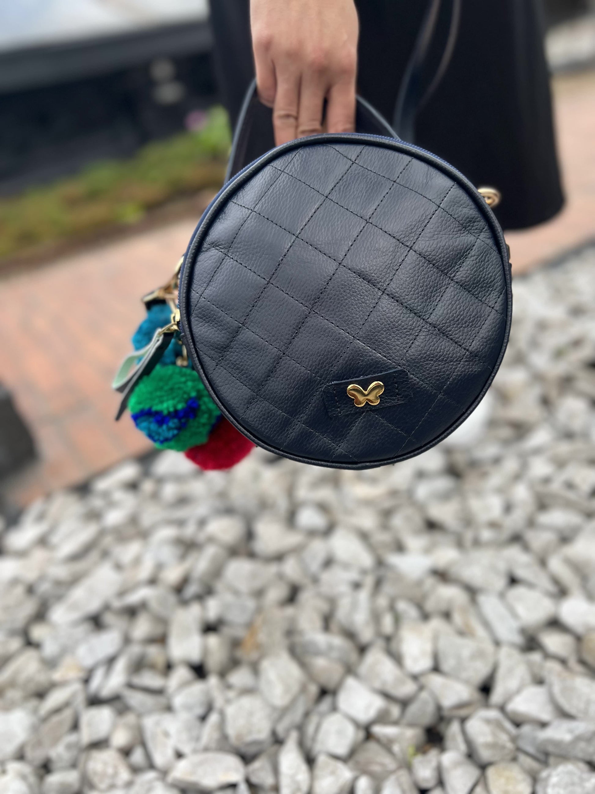 bolsos para mujer, bolsos de moda Colombia, bolsos artesanales, bolsos hechos a mano, bolsos tendencia 2025, bolsos colombianos