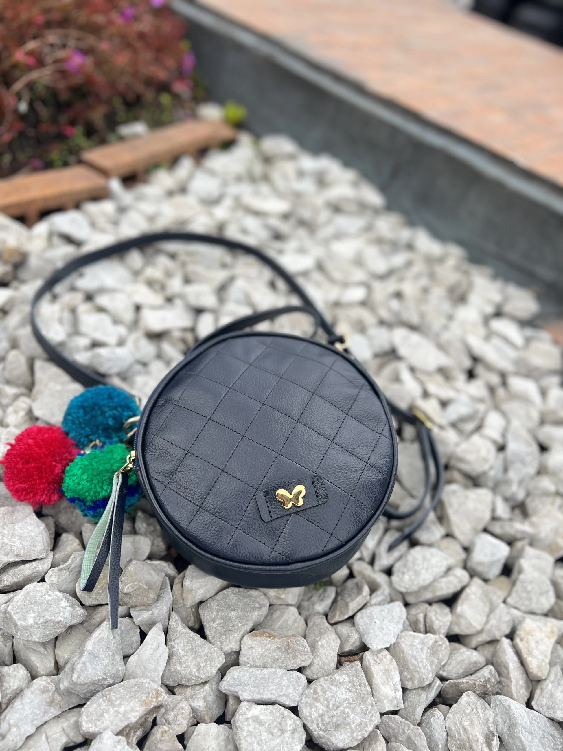 bolsos para mujer, bolsos de moda Colombia, bolsos artesanales, bolsos hechos a mano, bolsos tendencia 2025, bolsos colombianos