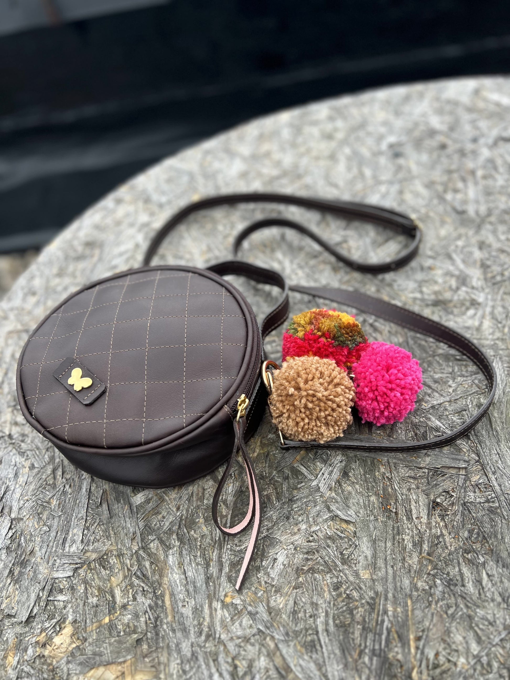 bolsos para mujer, bolsos de moda Colombia, bolsos artesanales, bolsos hechos a mano, bolsos tendencia 2025, bolsos colombianos
