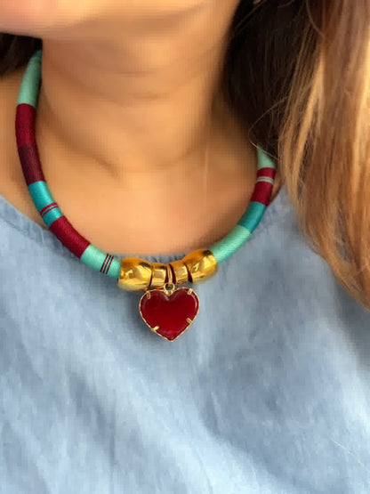 Collar Sparkle Solitario Corazón Vino Celeste